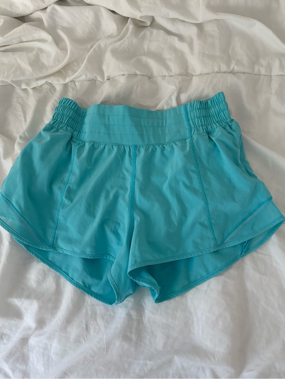 Lululemon Hotty Hot electric turquoise 2.5 inseam shorts